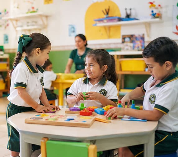Niños y niñas en clase de preescolar