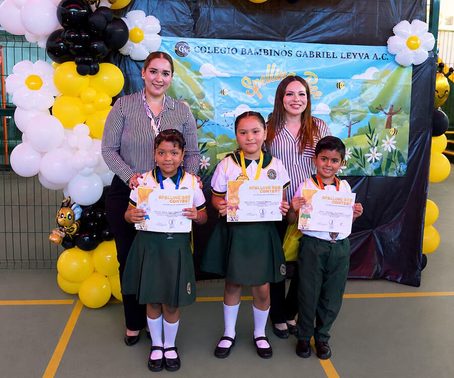 Maestras y niños con premio en Colegio Bambinos