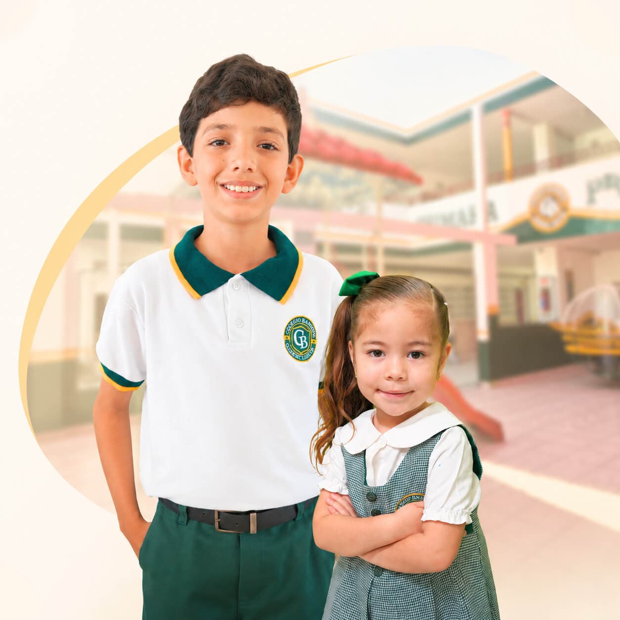 Niño y niña con uniforme del Colegio Bambinos Mazatlán
