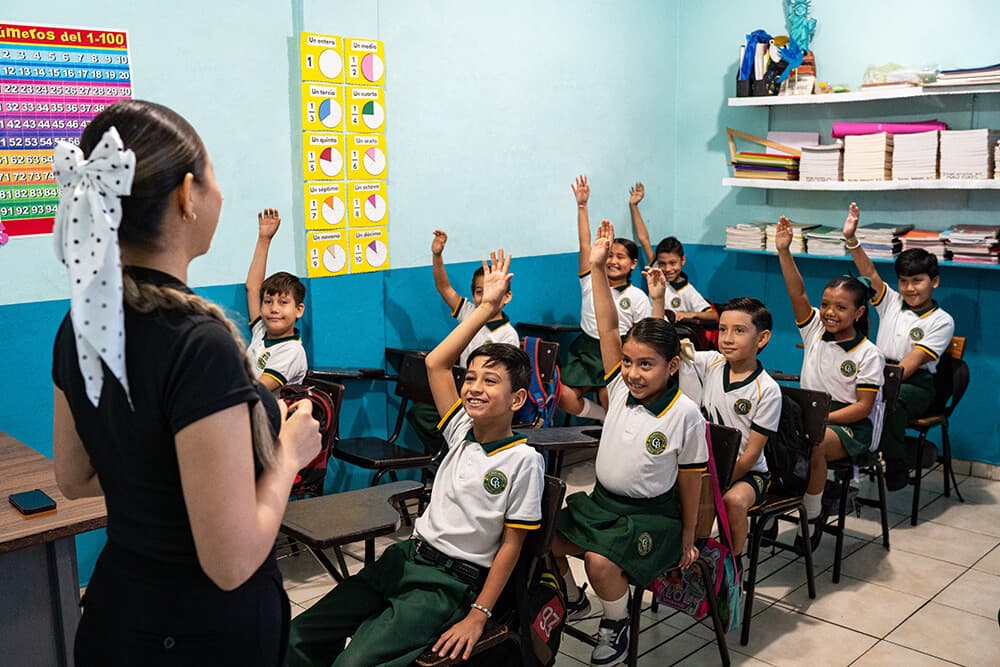 Maestra de primaria con niños en clase en Colegio Bambinos Mazatlán