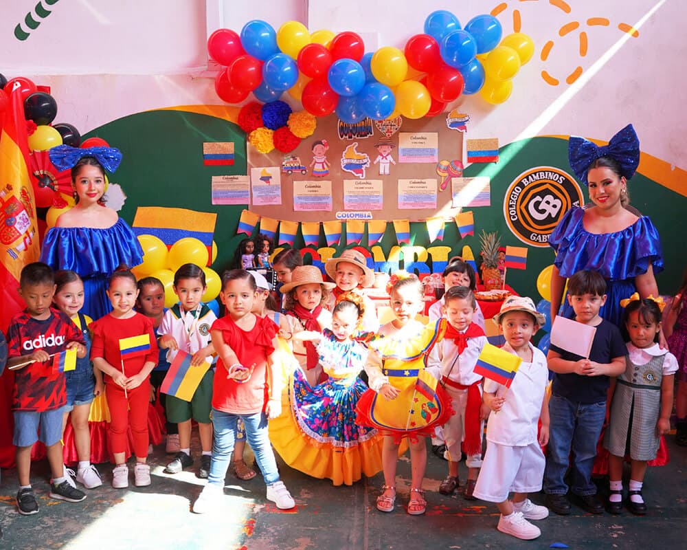 Maestra con niños disfrazados en Colegio Bambinos Mazatlán