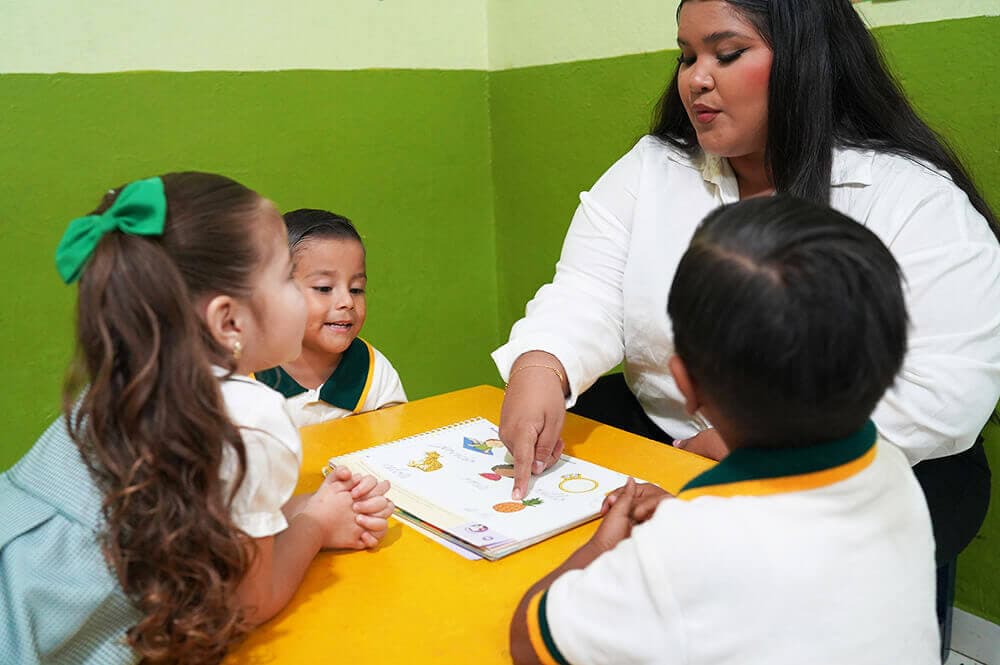 Maestra enseñando en preescolar del Colegio Bambinos Mazatlán