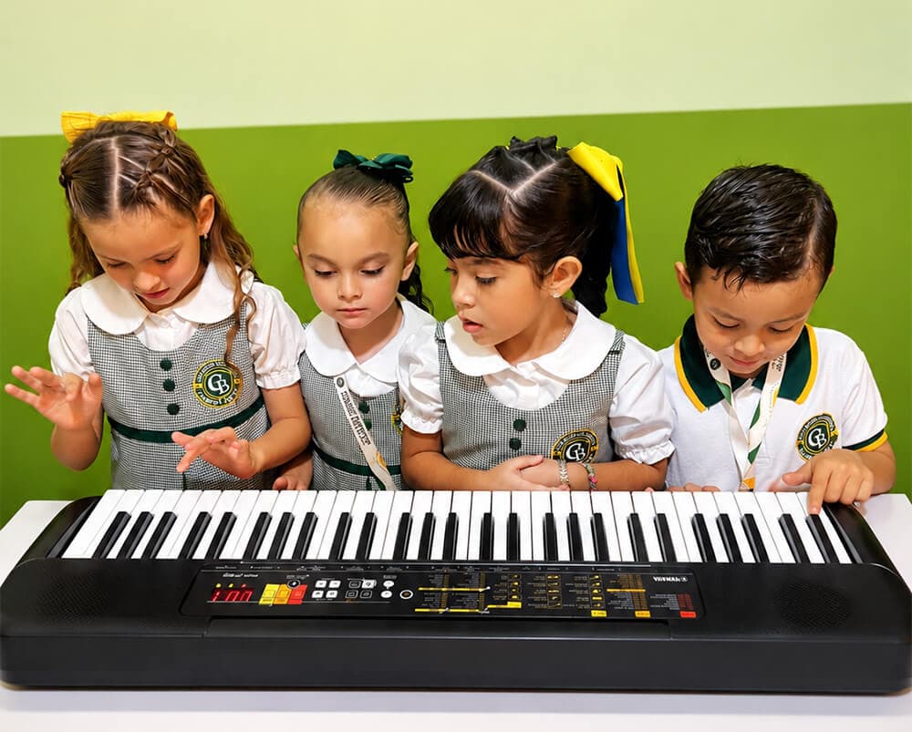 Niños de preescolar jugando y aprendiendo con piano en Colegio Bambinos Mazatlán